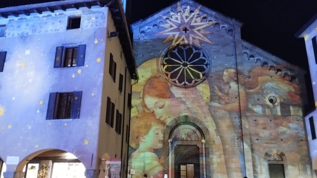 Proiezioni natalizie sulla chiesa di San Fedele a Como, tra luci e atmosfera di festa nel cuore della città