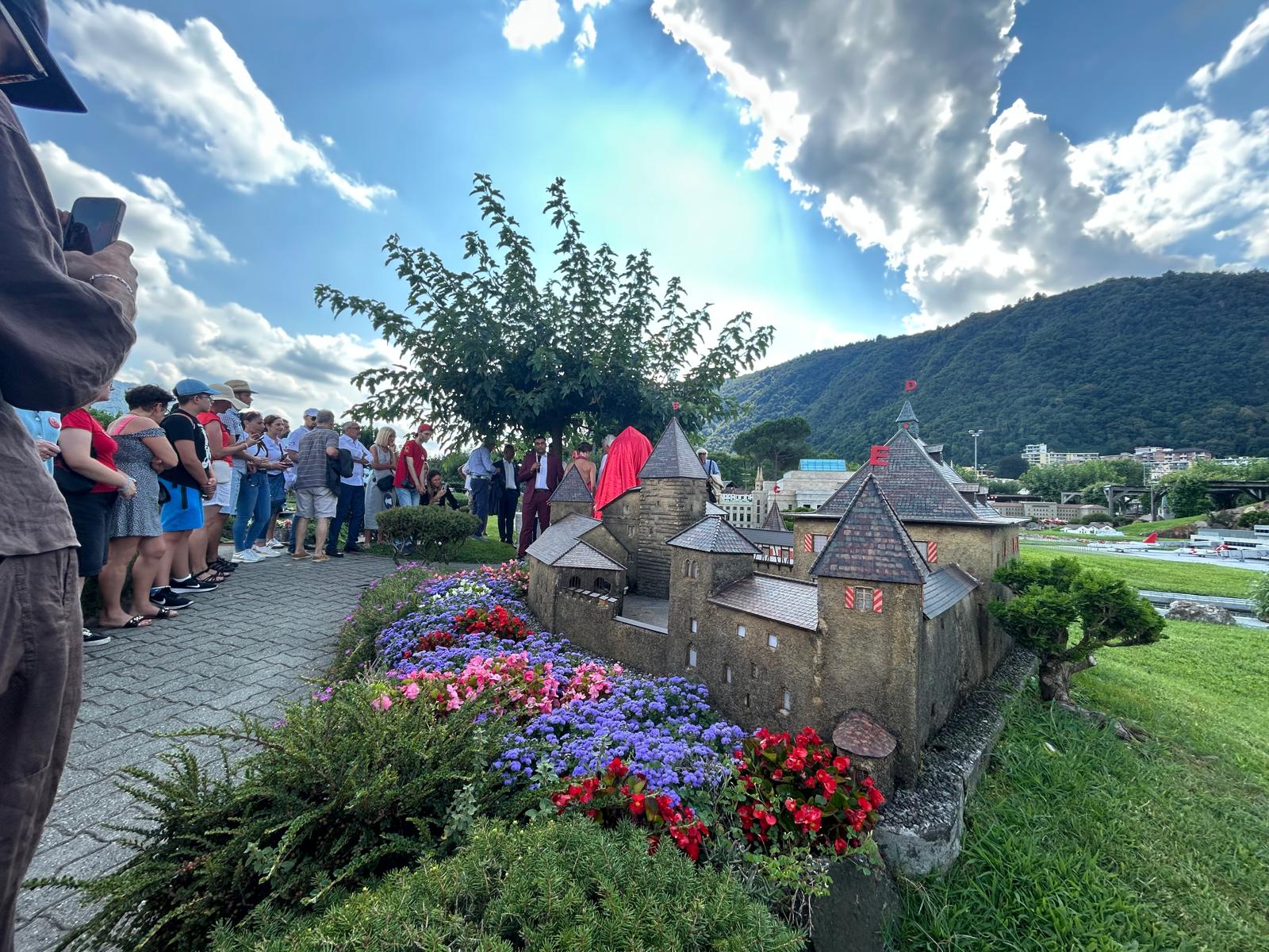 Grande partecipazione per l'inaugurazione della Mela di Guglielmo Tell a Swissminiatur