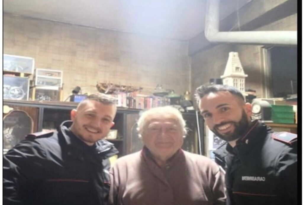 Anziano solo carabinieri como