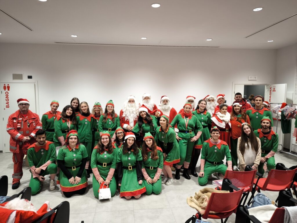 I volontari Babbo Natale della Croce Rossa