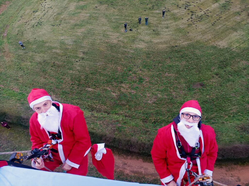 Natale Como, Babbi Natale si calano dall'alto per i bambini dell'ospedale