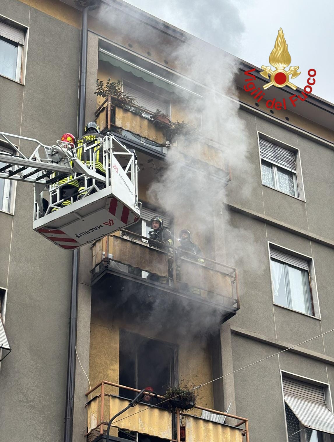 Via Milano Como incendio Vigili del Fuoco 2