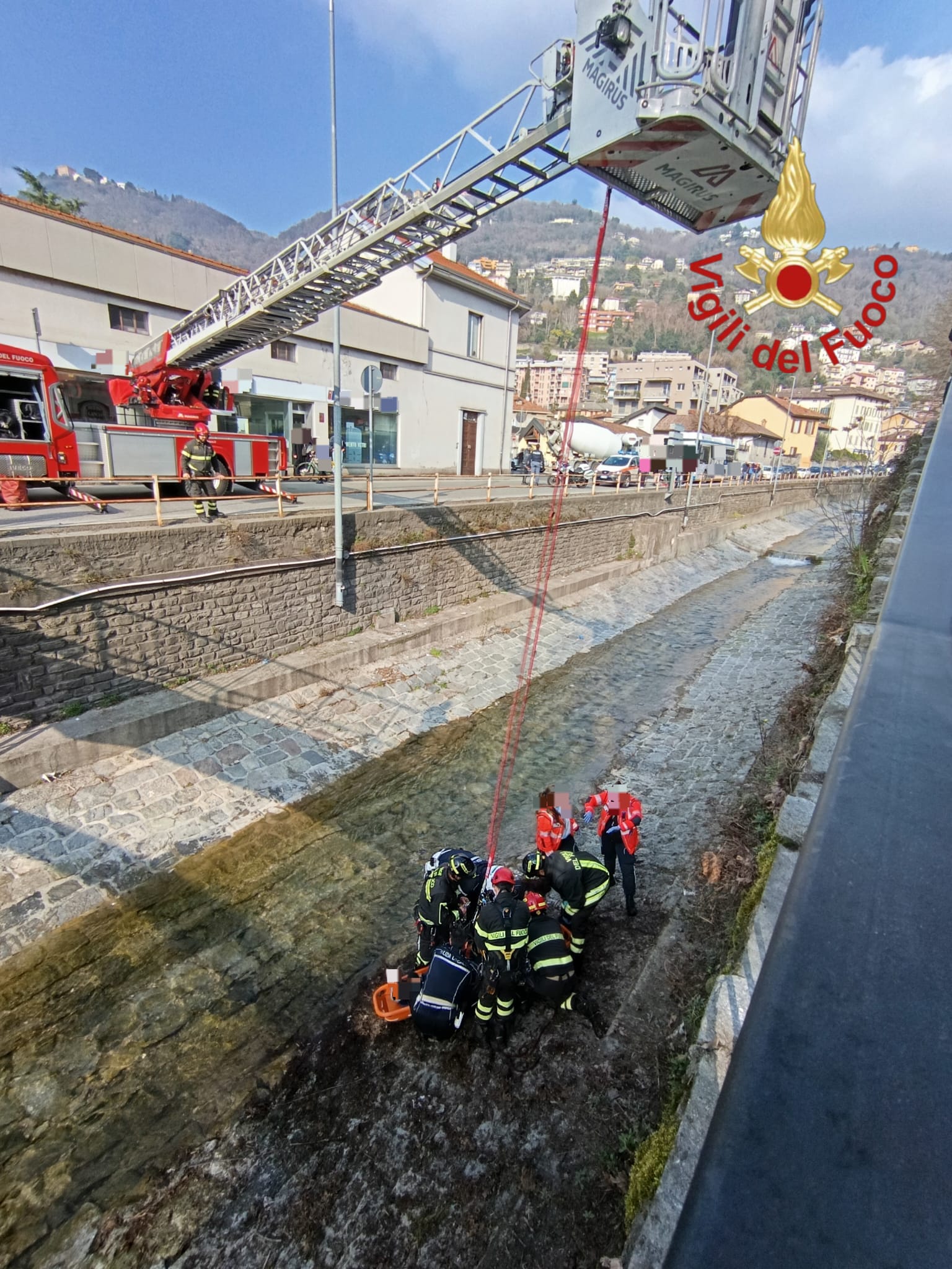 Donna cade nel Cosia, foto Vigili del Fuoco 