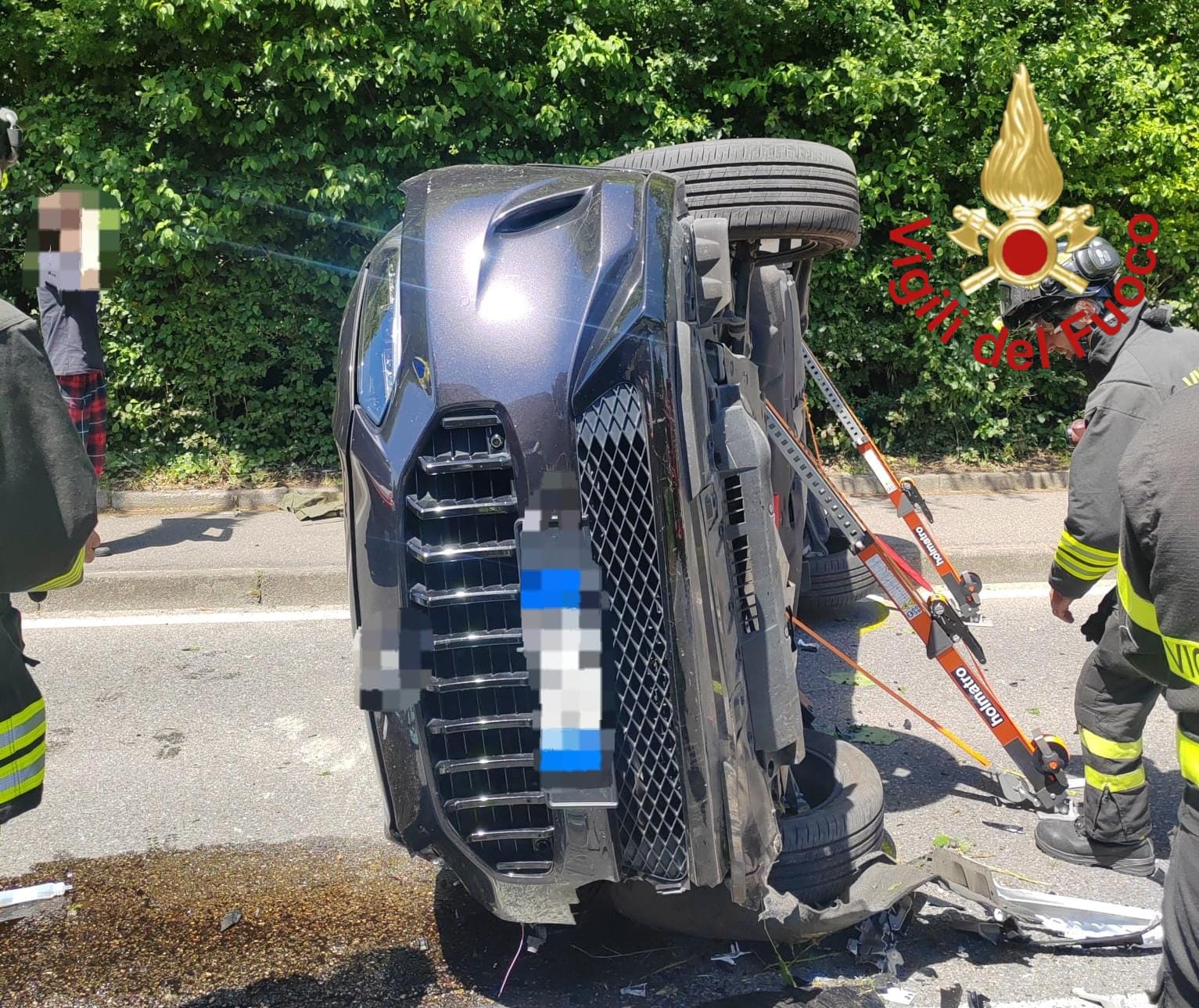 Auto ribaltata 