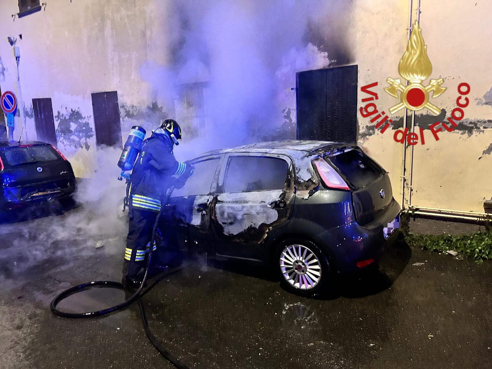 Turate auto in fiamme Vigili del Fuoco 