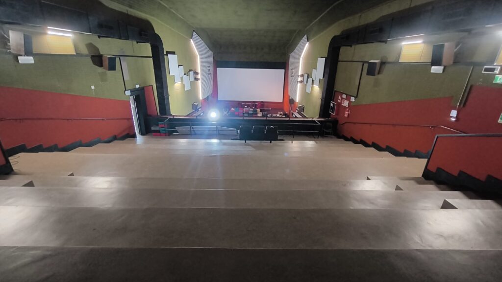 La sala durante i lavori