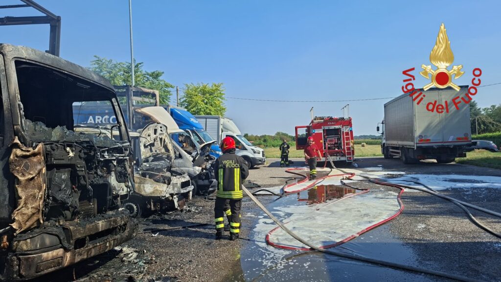 Auto fiamme Vigili del Fuoco